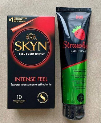Набір SKYN Intense Feel 10 штук + Лубрикант на водній основі Intt Strawberry (100 мл), смак та аромат полуниці, без цукру SOS1051 фото