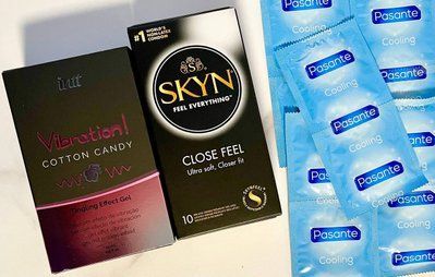 Комплект 20 шт SKYN Close Feel - Pasante Cooling + Рідкий вібратор Intt Vibration Cotton Candy (15 мл) SOS1506 фото