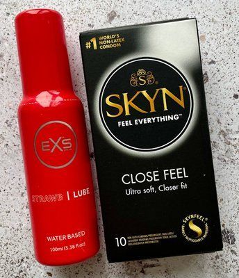 Набір SKYN Close Feel 10 шт + EXS Strawberry Lube Water Based 100 мл SOS1070 фото